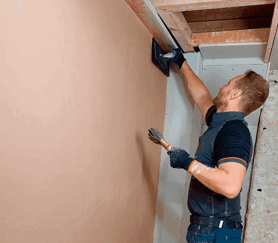 Plasterer Norfolk craftsman applying skim coat – professional plastering in Great Yarmouth